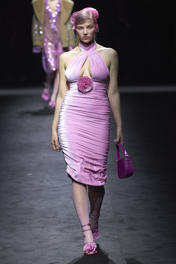 من عرض أزياء Blumarine لموسم خريف وشتاء 2022-2023