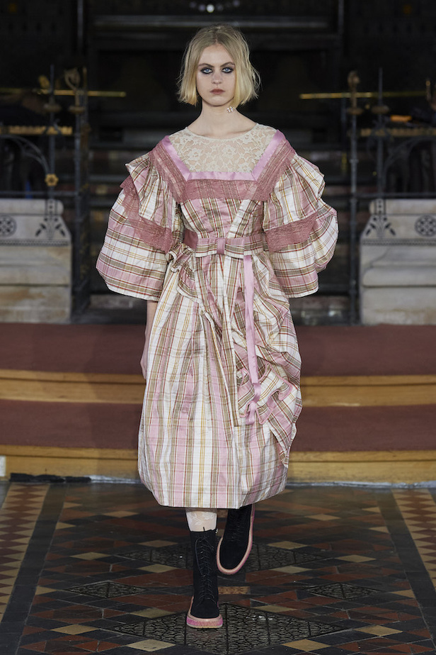 من مجموعة Bora Aksu لموسم خريف 2022