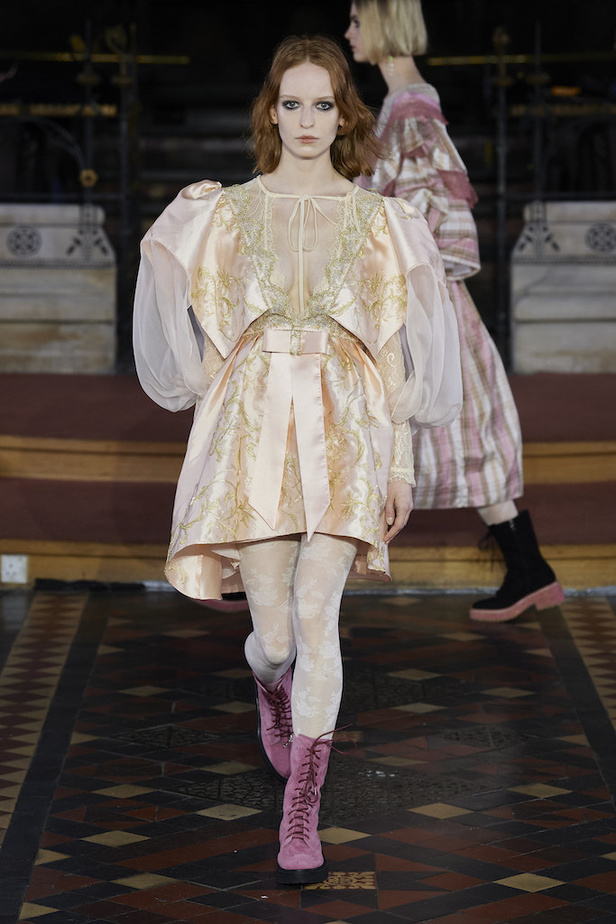 من مجموعة Bora Aksu لموسم خريف 2022