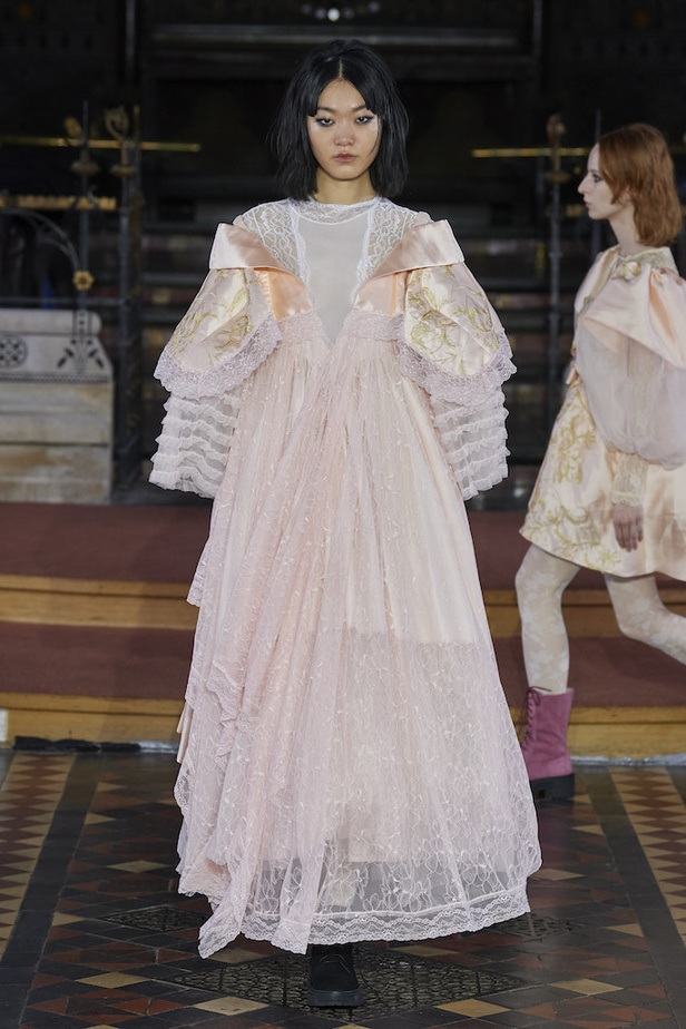 من مجموعة Bora Aksu لموسم خريف 2022