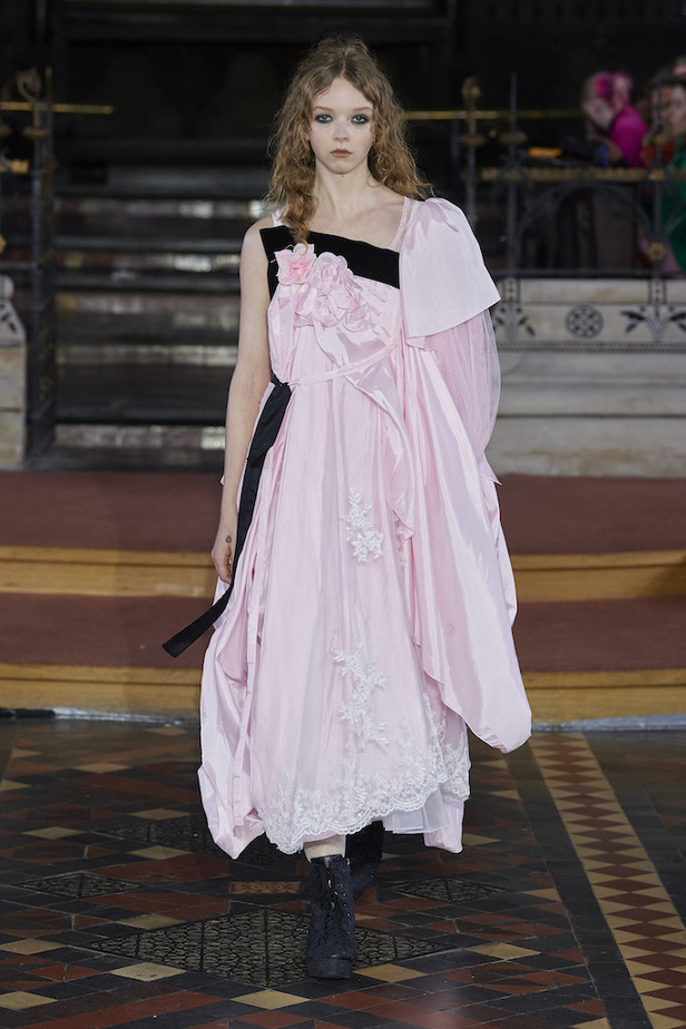 من مجموعة Bora Aksu لموسم خريف 2022