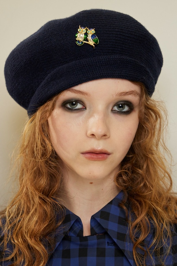 مكياج وتسريحات شعر عارضات مجموعة Bora Aksu لموسم خريف 2022