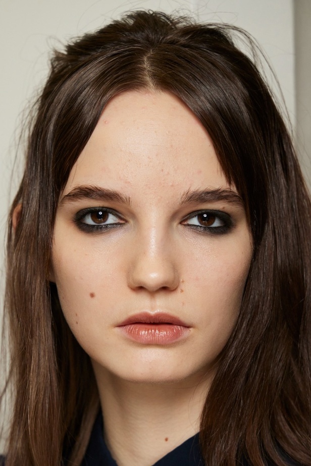 مكياج وتسريحات شعر عارضات مجموعة Bora Aksu لموسم خريف 2022