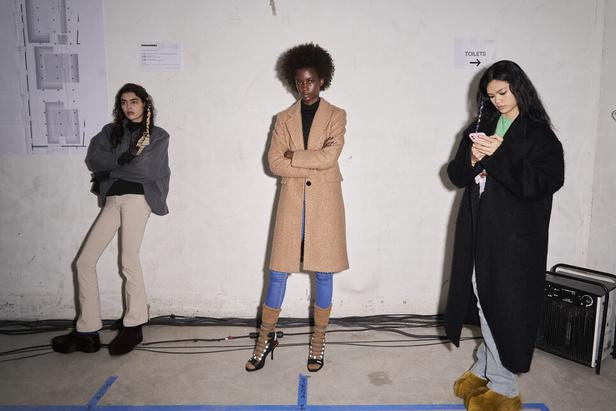 تصاميم كاجوال وعصرية في مجموعة DSquared2 لخريف وشتاء 2022