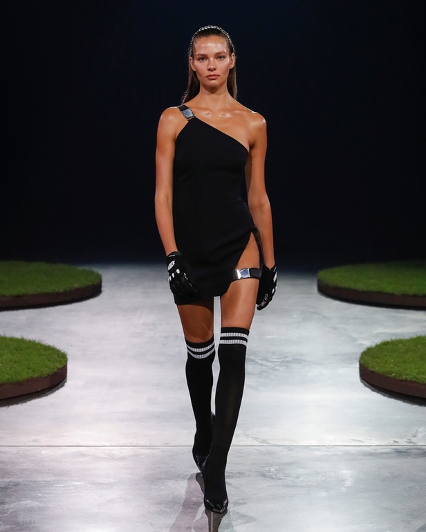 مجموعة David Koma تحتفل بكرة القدم والموضة لموسم خريف 2022