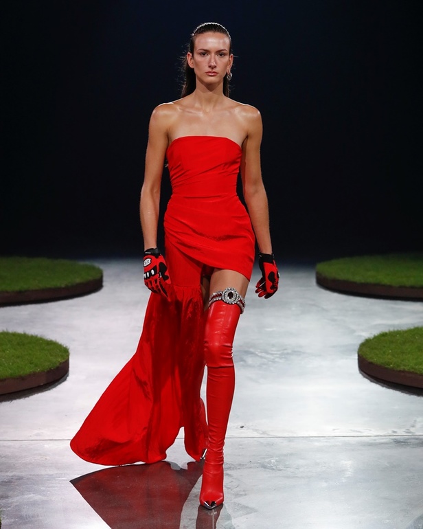 مجموعة David Koma تحتفل بكرة القدم والموضة لموسم خريف 2022