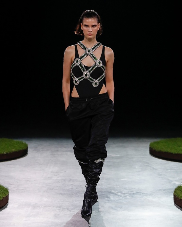 مجموعة David Koma تحتفل بكرة القدم والموضة لموسم خريف 2022