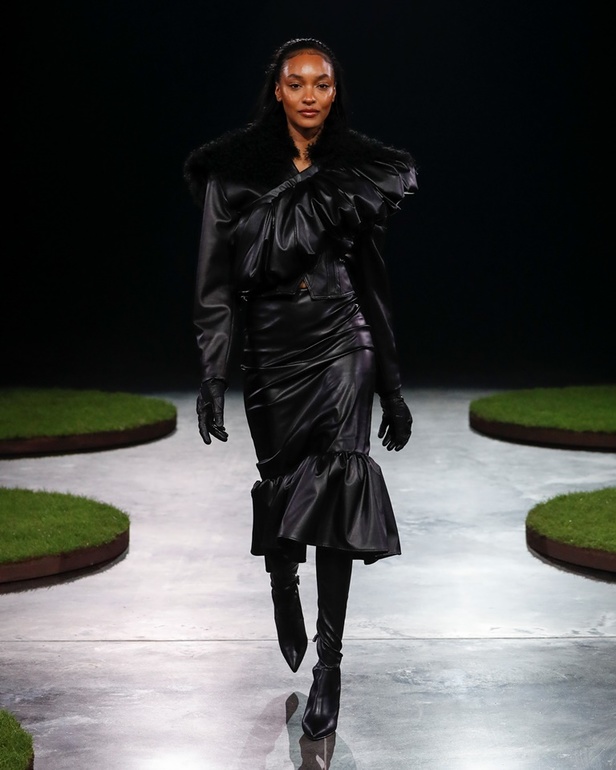 مجموعة David Koma تحتفل بكرة القدم والموضة لموسم خريف 2022