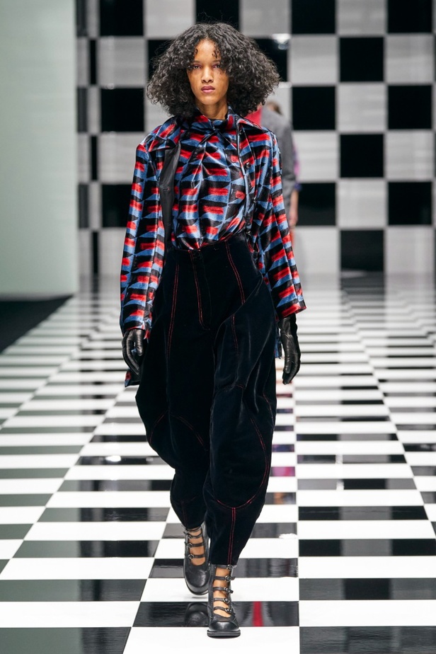  مجموعة Emporio Armani  لخريف 2022 أكثر تنوعًا وشمولًا من أي وقت مضى