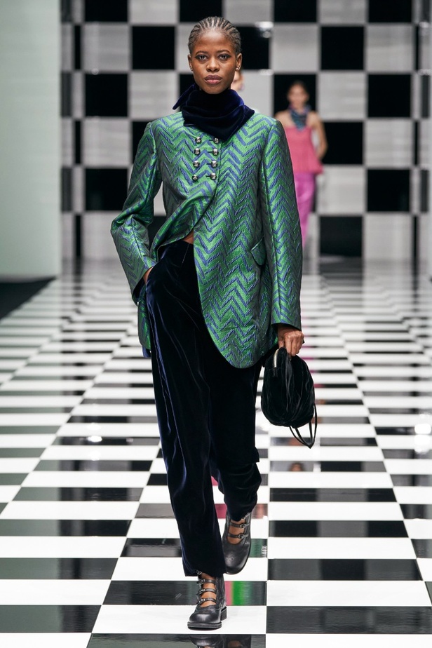  مجموعة Emporio Armani  لخريف 2022 أكثر تنوعًا وشمولًا من أي وقت مضى