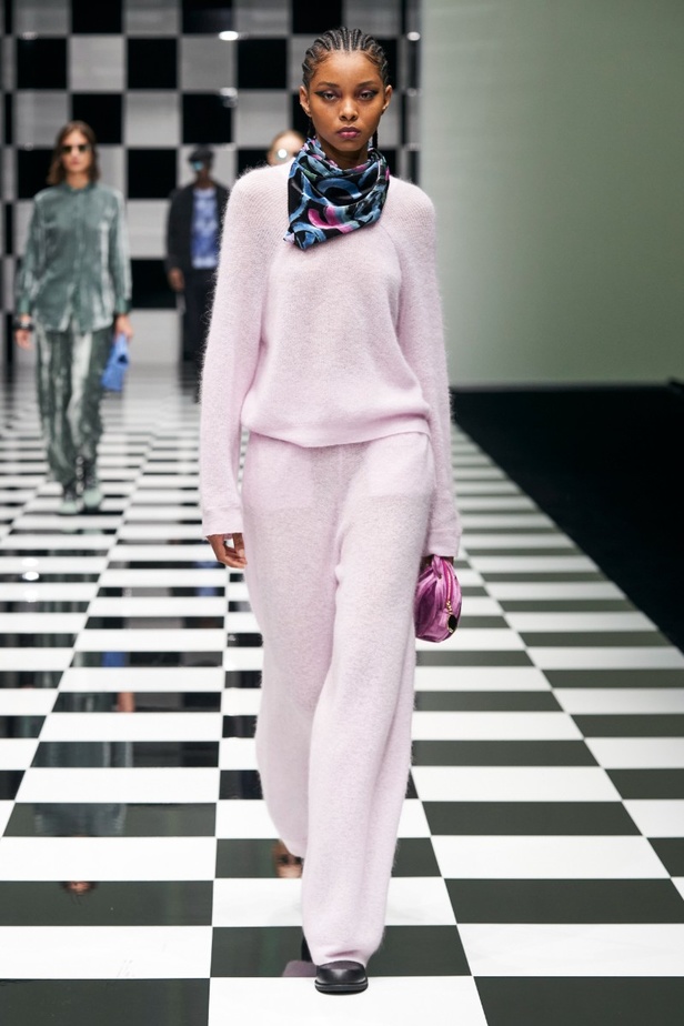  مجموعة Emporio Armani  لخريف 2022 أكثر تنوعًا وشمولًا من أي وقت مضى