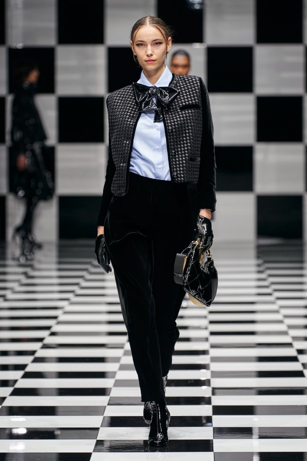  مجموعة Emporio Armani  لخريف 2022 أكثر تنوعًا وشمولًا من أي وقت مضى