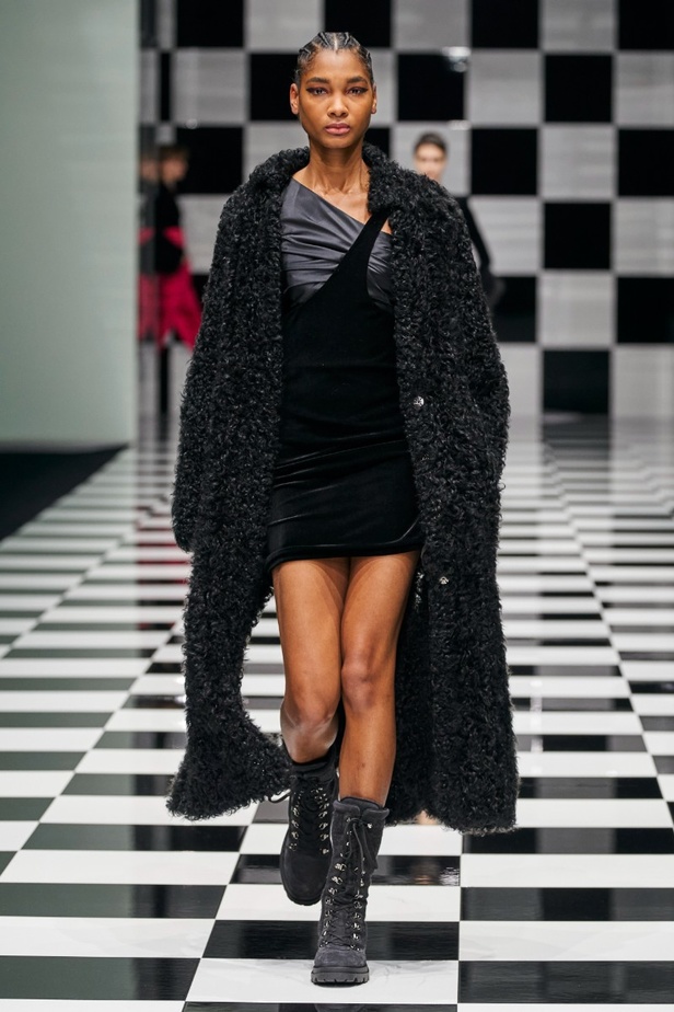  مجموعة Emporio Armani  لخريف 2022 أكثر تنوعًا وشمولًا من أي وقت مضى