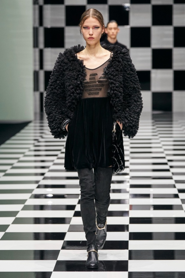  مجموعة Emporio Armani  لخريف 2022 أكثر تنوعًا وشمولًا من أي وقت مضى