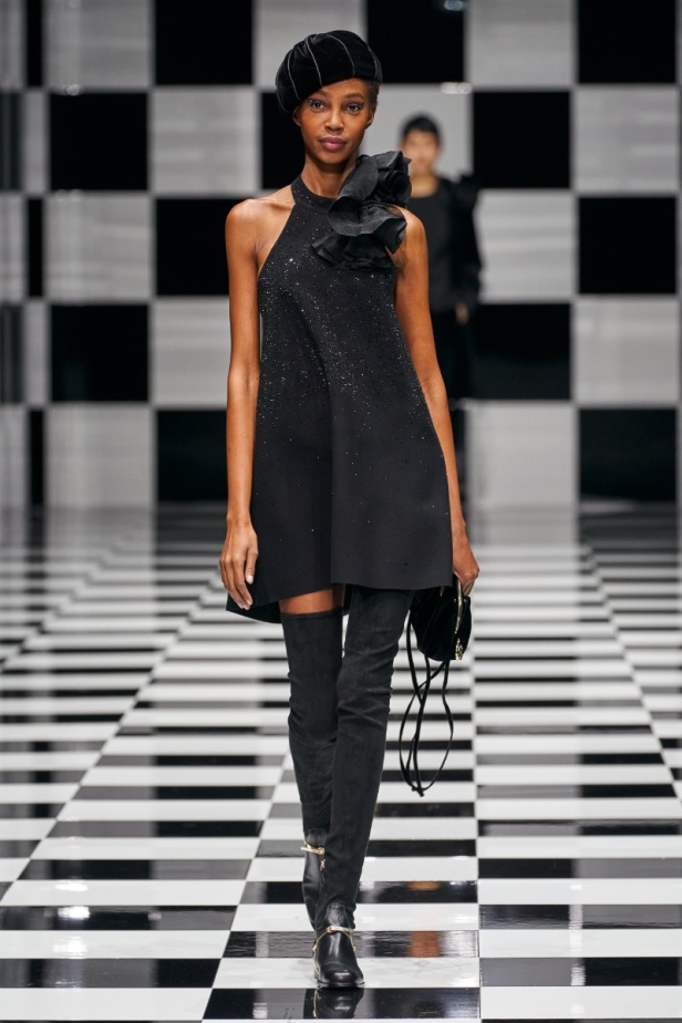  مجموعة Emporio Armani  لخريف 2022 أكثر تنوعًا وشمولًا من أي وقت مضى