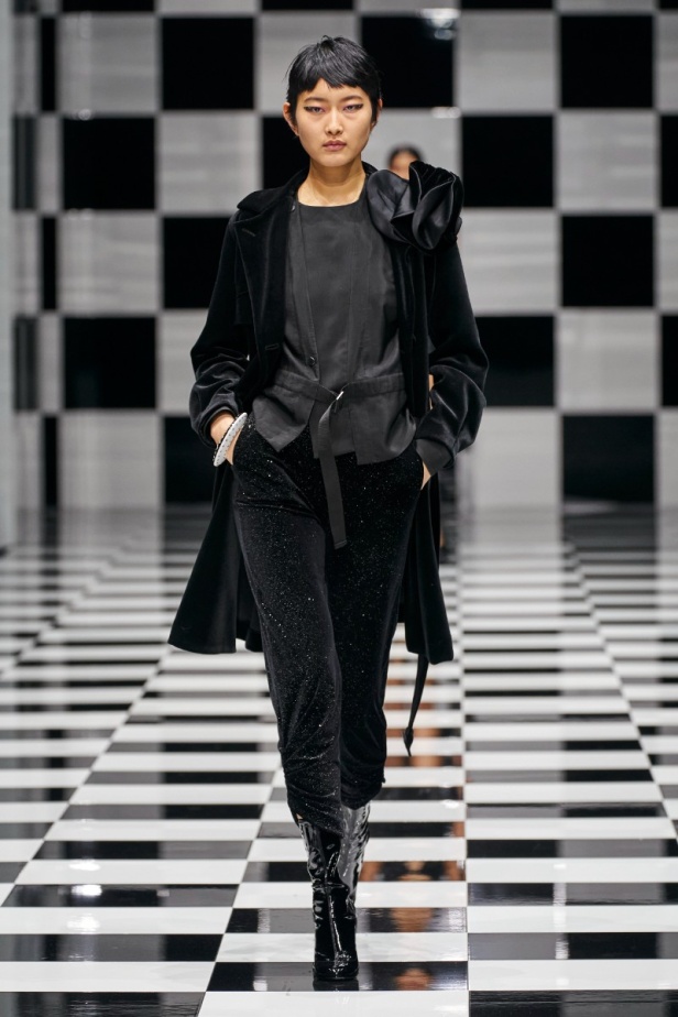  مجموعة Emporio Armani  لخريف 2022 أكثر تنوعًا وشمولًا من أي وقت مضى