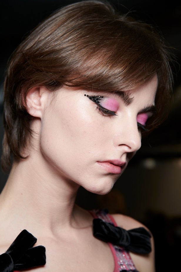 اطلالات جمالية من عرض Emporio Armani  لخريف 2022