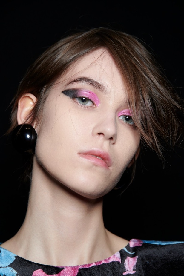 اطلالات جمالية من عرض Emporio Armani  لخريف 2022