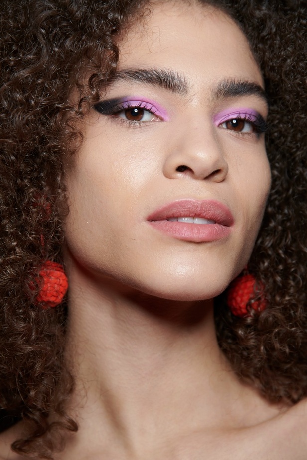 اطلالات جمالية من عرض Emporio Armani  لخريف 2022