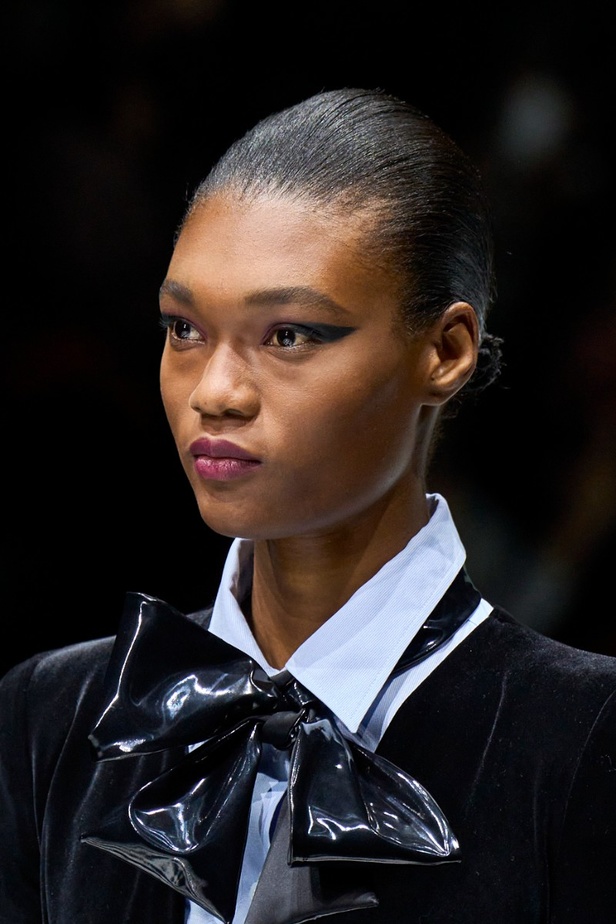 اطلالات جمالية من عرض Emporio Armani  لخريف 2022