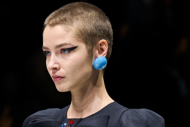  مجموعة Emporio Armani  لخريف 2022 أكثر تنوعًا وشمولًا من أي وقت مضى