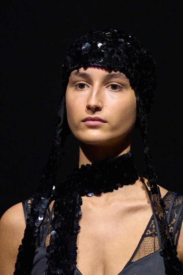 اطلالات جمالية عرض Erdem لخريف وشتاء 2022