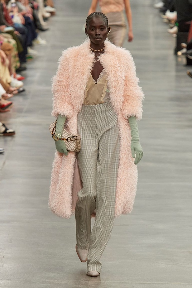 مجموعة Fendi لخريف 2022 تجمع القوة والليونة تماماً كما المرأة