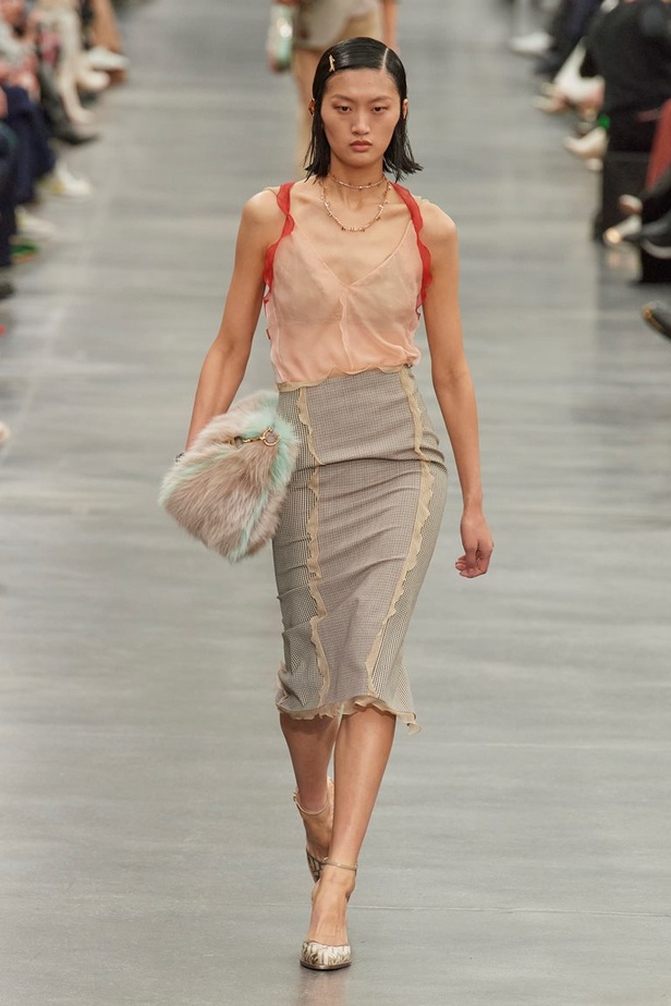 مجموعة Fendi لخريف 2022 تجمع القوة والليونة تماماً كما المرأة