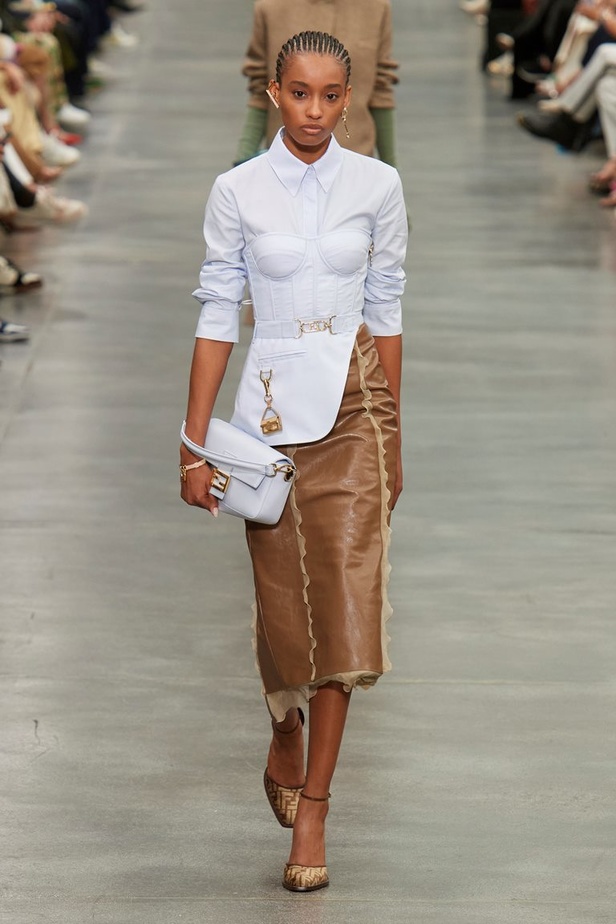 مجموعة Fendi لخريف 2022 تجمع القوة والليونة تماماً كما المرأة