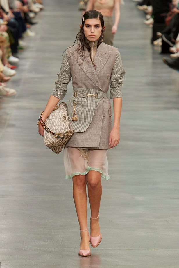 مجموعة Fendi لخريف 2022 تجمع القوة والليونة تماماً كما المرأة