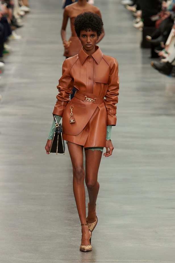 مجموعة Fendi لخريف 2022 تجمع القوة والليونة تماماً كما المرأة