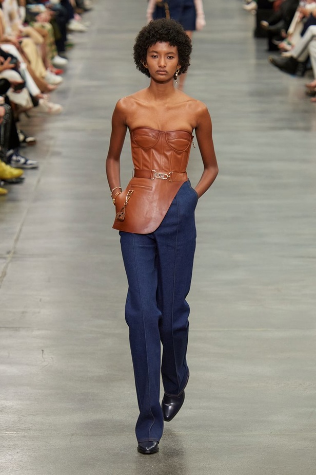 مجموعة Fendi لخريف 2022 تجمع القوة والليونة تماماً كما المرأة