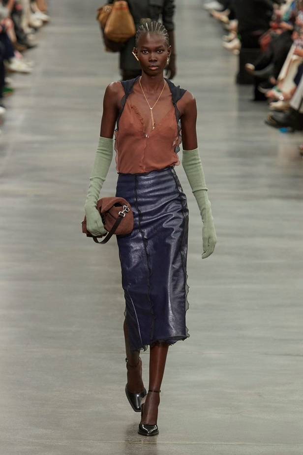 مجموعة Fendi لخريف 2022 تجمع القوة والليونة تماماً كما المرأة