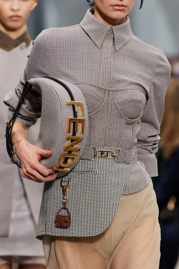 مجموعة Fendi لخريف 2022 تجمع القوة والليونة تماماً كما المرأة