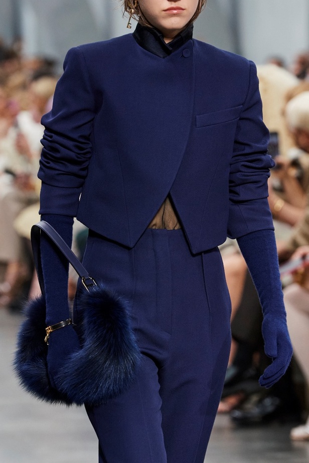 مجموعة Fendi لخريف 2022 تجمع القوة والليونة تماماً كما المرأة