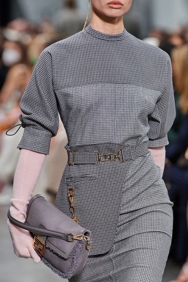 مجموعة Fendi لخريف 2022 تجمع القوة والليونة تماماً كما المرأة