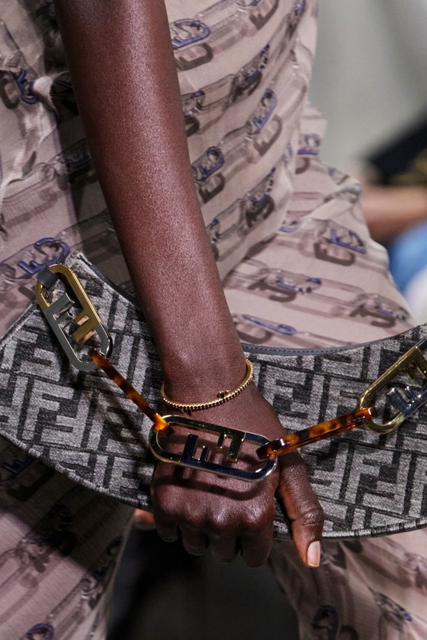مجموعة Fendi لخريف 2022 تجمع القوة والليونة تماماً كما المرأة
