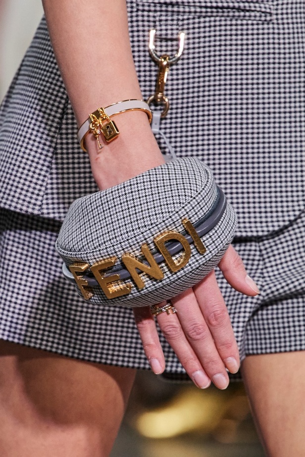 مجموعة Fendi لخريف 2022 تجمع القوة والليونة تماماً كما المرأة