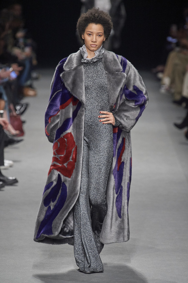 من عرض أزياء البيرتا فيريتي لموسم خريف وشتاء 2022-2023