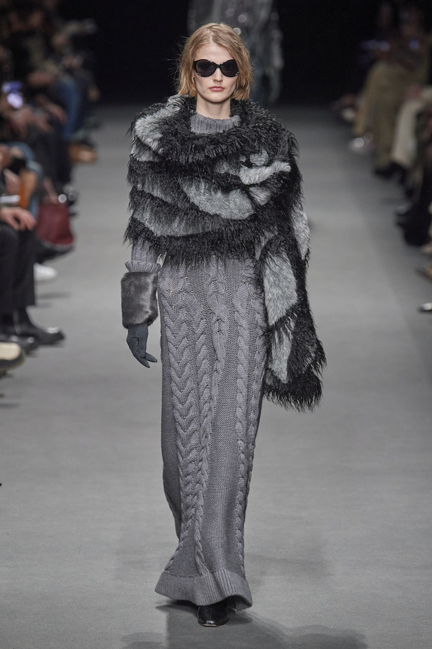 من عرض أزياء البيرتا فيريتي لموسم خريف وشتاء 2022-2023