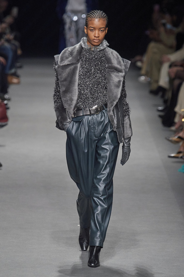 من عرض أزياء البيرتا فيريتي لموسم خريف وشتاء 2022-2023