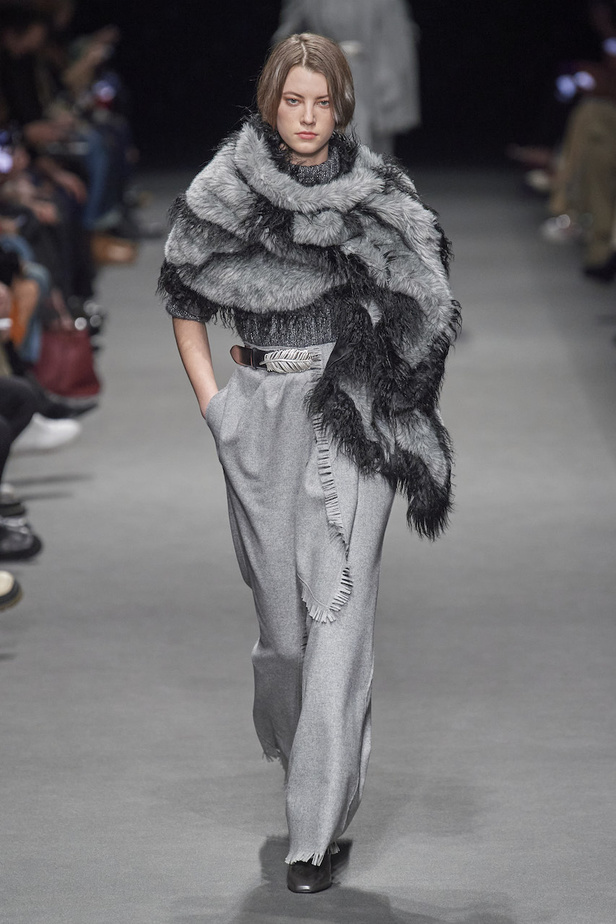 من عرض أزياء البيرتا فيريتي لموسم خريف وشتاء 2022-2023