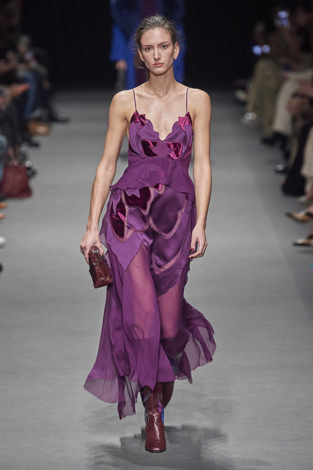 من عرض أزياء البيرتا فيريتي لموسم خريف وشتاء 2022-2023