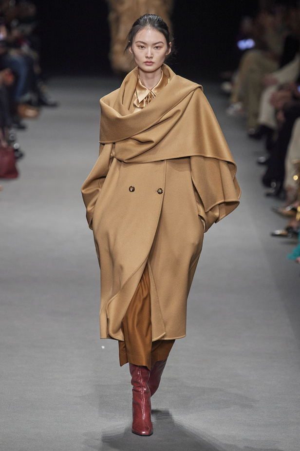 من عرض أزياء البيرتا فيريتي لموسم خريف وشتاء 2022-2023