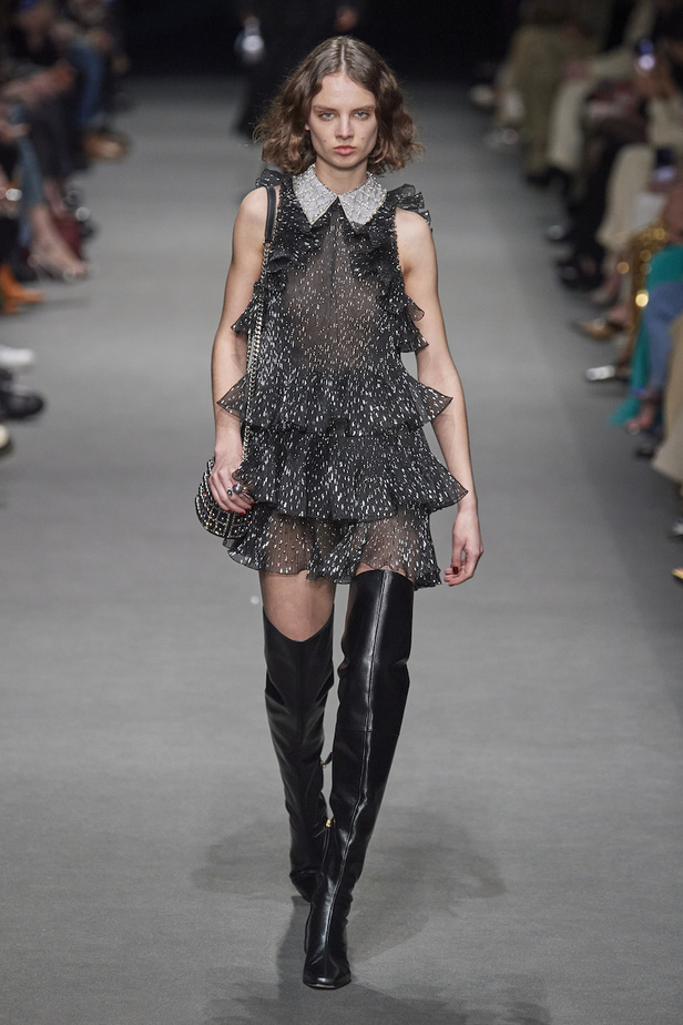 من عرض أزياء البيرتا فيريتي لموسم خريف وشتاء 2022-2023