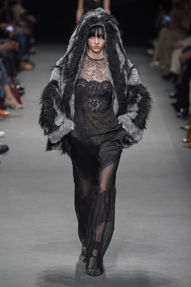 من عرض أزياء البيرتا فيريتي لموسم خريف وشتاء 2022-2023