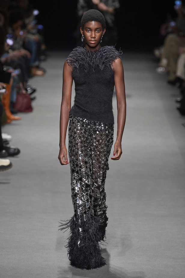 من عرض أزياء البيرتا فيريتي لموسم خريف وشتاء 2022-2023