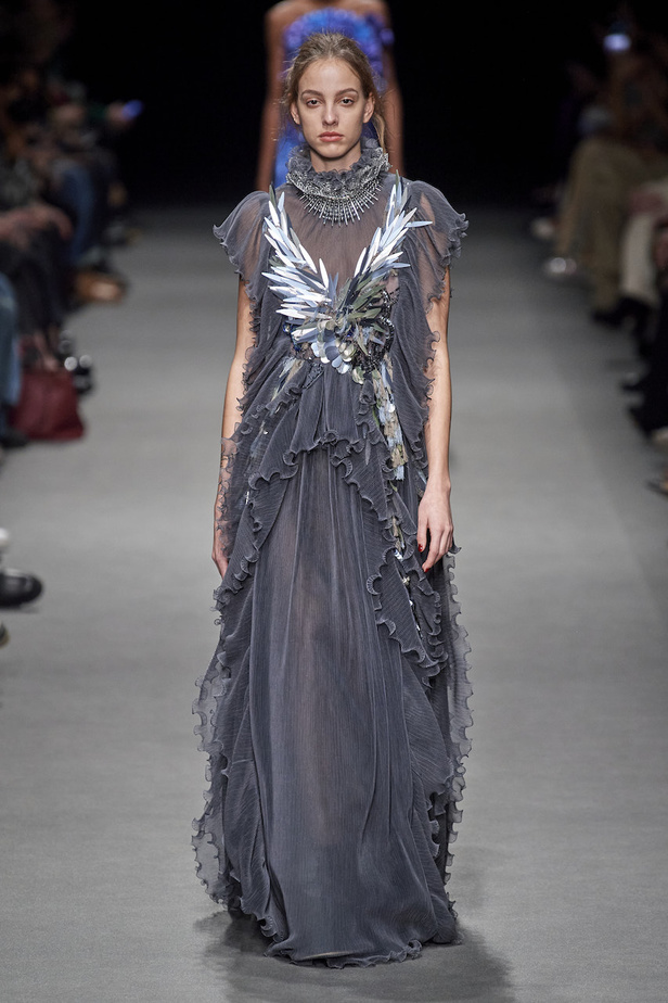 من عرض أزياء البيرتا فيريتي لموسم خريف وشتاء 2022-2023