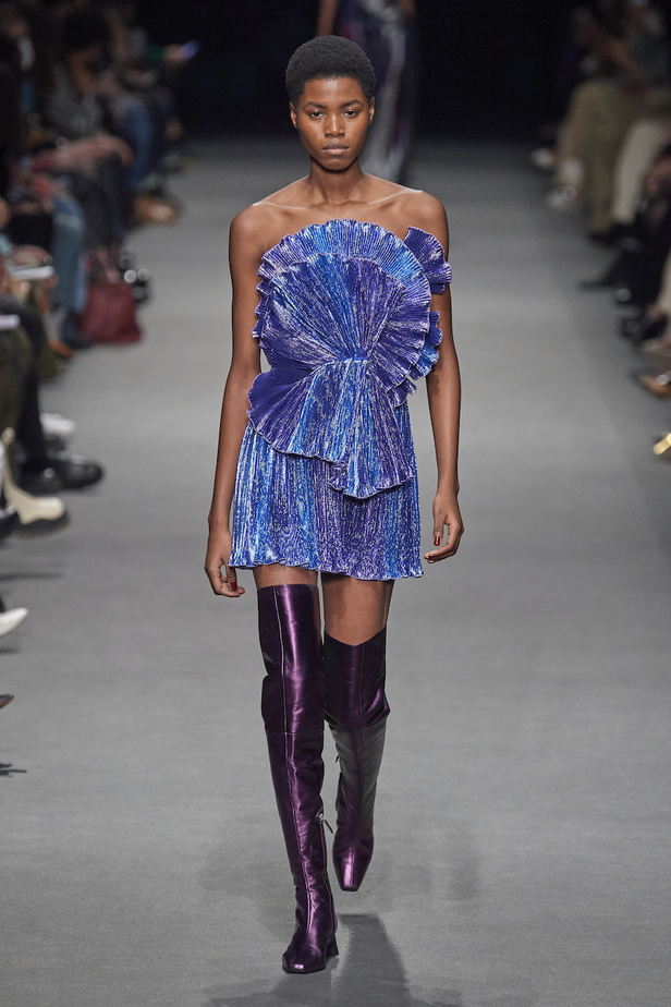 من عرض أزياء البيرتا فيريتي لموسم خريف وشتاء 2022-2023