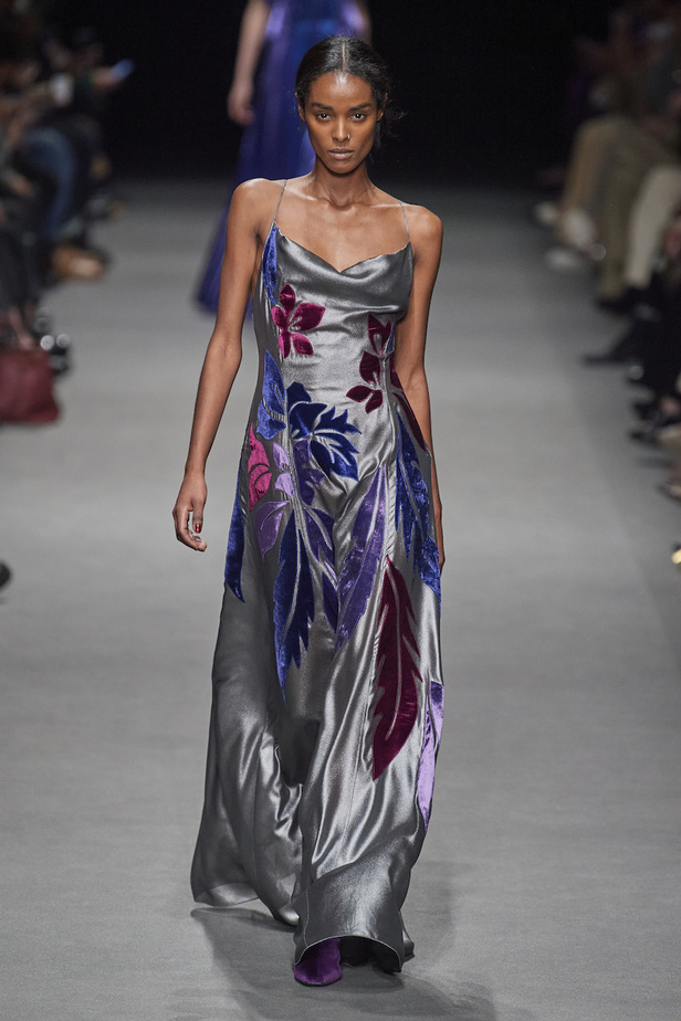 من عرض أزياء البيرتا فيريتي لموسم خريف وشتاء 2022-2023